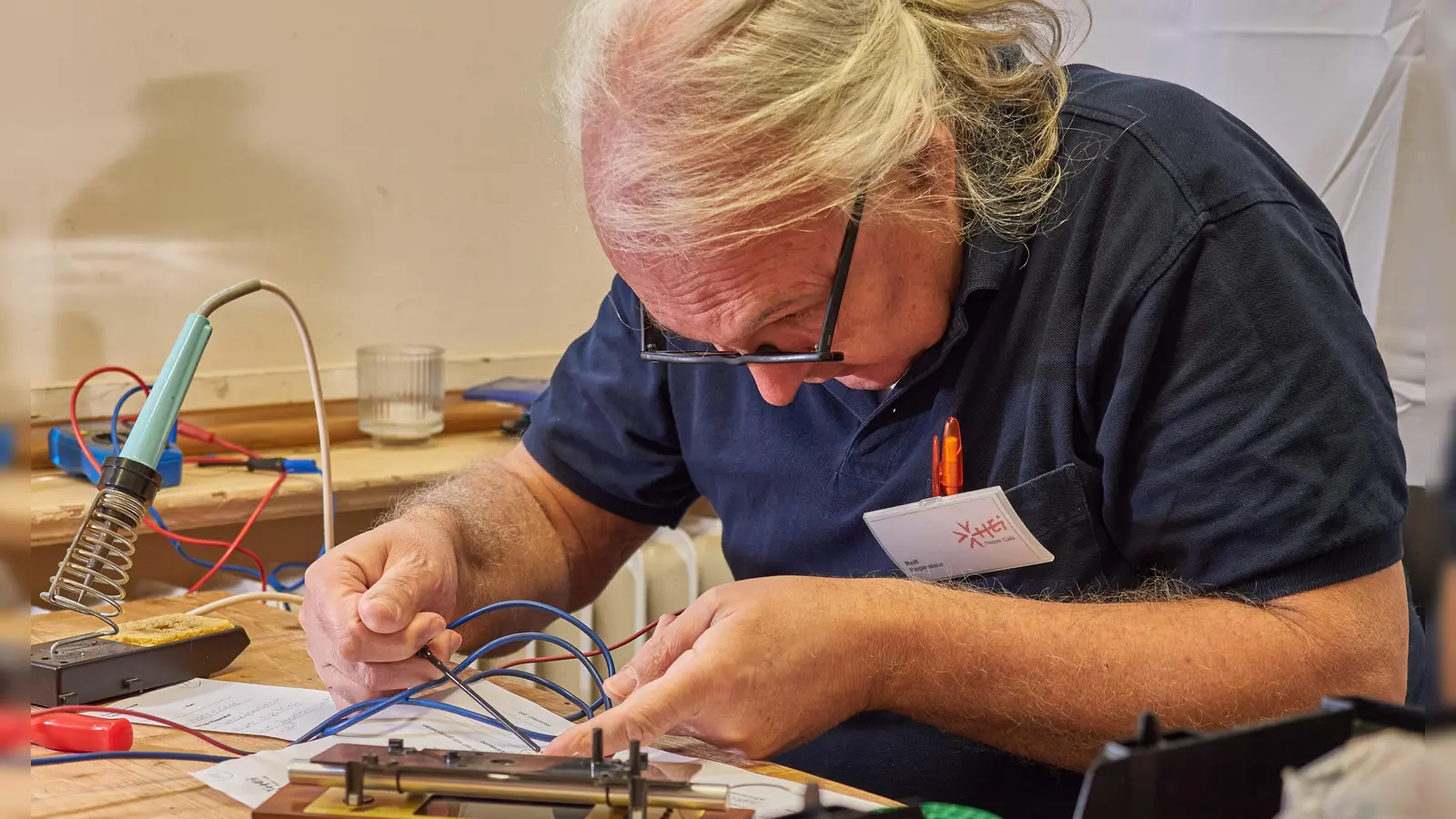 Erfahrene ehrenamtliche Reparateure tüfteln und schrauben an defekten Objekten. (Foto: HEi Repair Café)