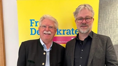 Der ehemalige Wirtschaftsminister und stellvertretende Ministerpräsident Martin Zeil (links) und der örtliche Europa-Kandidat Morten Faust analysierten beim Dreikönigstreffen die aktuelle politische Situation. (Foto: FDP Weilheim-Schongau)