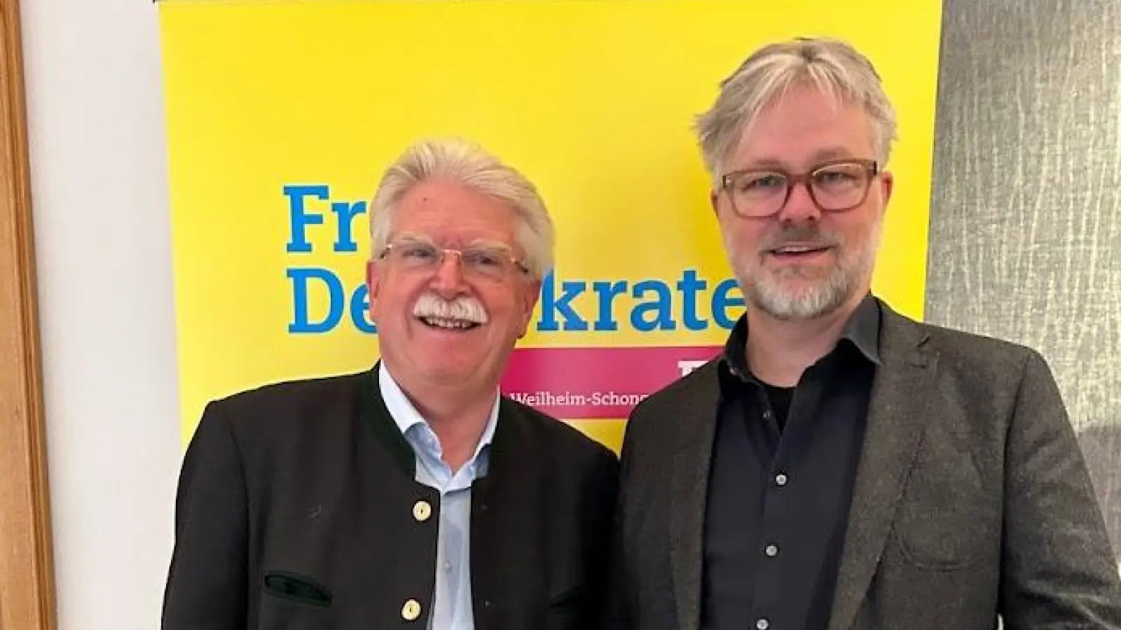 Der ehemalige Wirtschaftsminister und stellvertretende Ministerpräsident Martin Zeil (links) und der örtliche Europa-Kandidat Morten Faust analysierten beim Dreikönigstreffen die aktuelle politische Situation. (Foto: FDP Weilheim-Schongau)