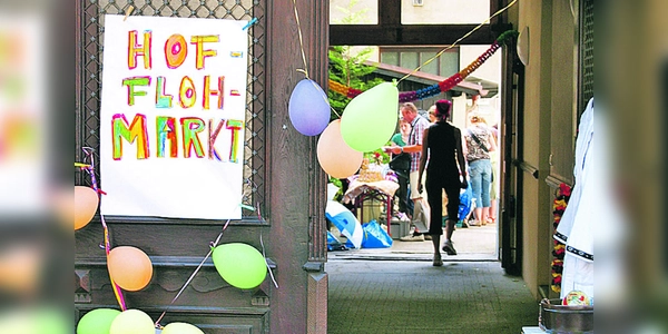 Bei den Hofflohmärkten werden private Flächen zur Bühne für Gegenstände, die ihren Besitzer wechseln sollen.  (Foto: mil)