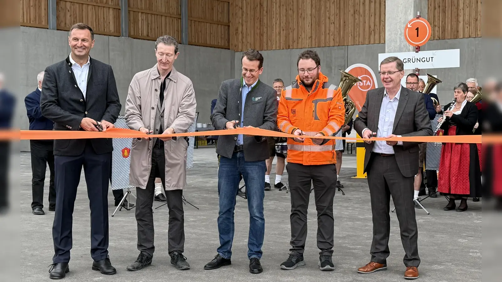 Feierliche Eröffnung mit Durchtrennung des Bands beim Gilchinger Wertstoffzentrum. (Foto: pst)