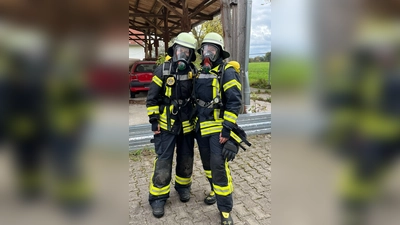 Anahid Bellakhdar ( l.) und Sophie Mayrhofer in ihrer Atemschutzträgerausrüstung. (Foto: privat)