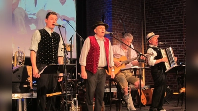 Verschieden Künstler geben ihre Songs zum Besten.  (Foto: Markt Nadlstadt)