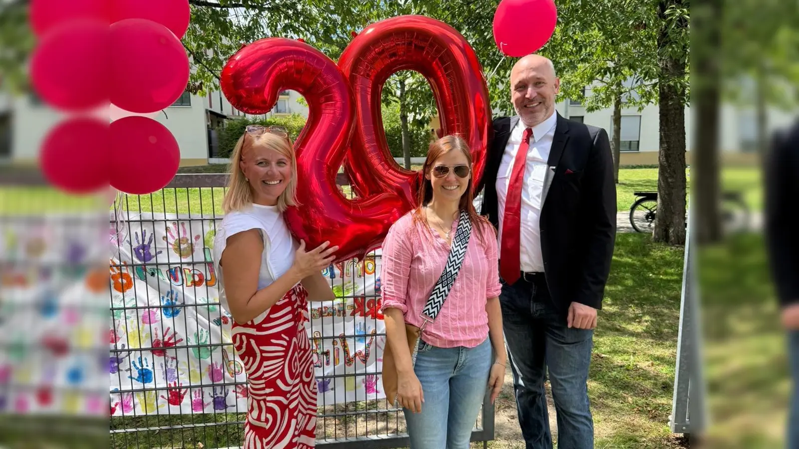 Freuen sich über das runde Jubiläum (von links): Francesca Mezzadri (Referatsleitung Kita), Simone Rohrer (Geschäftsführerin) und Florian Reif, 2. stellvertretender Vorsitzender beim Münchner Roten Kreuz. (Foto: BRK-Kreisverband München)