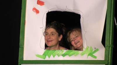 Zuzana Erby und Renate Groß spielen die Geschichte "Das Krokodil aus dem Koffer". (Foto: Martin Pflanzer)