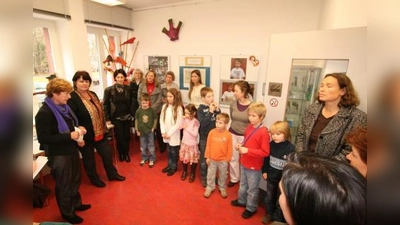 „Auch die, die den Festzug nicht gesehen haben, können Eure Bilder und Figuren jetzt bewundern.“ Annemarie Detsch und Erika Klemt (v.l.) begrüßten die Planegger Schule der Phantasie im Gemeindearchiv. 3.v.l. Martina Frick, 2.v.r. Martina Stösser mit Schülern und Müttern. (Foto: US)