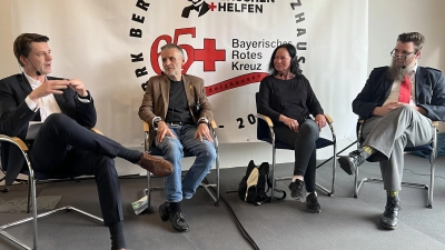 Markus Steinmetz vom Bayerisches Landeskriminalamt, Notarzt Michael Hinz, Katja Faig, Gemeindliche Jugendarbeit, mit Moderator Björn Moldenhauer (von links). (Foto: BRK)