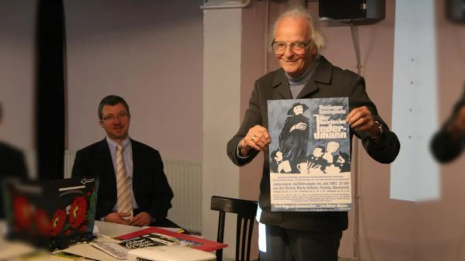 Der pensionierte Graphiker Werner Eckhardt stellte seine Sammlung alter Pasinger Plakate vor und regte eine Ausstellung innerhalb des Jubiläumsjahres an. Im Hintergrund BA-Vorsitzender Christian Müller. (Foto: US)