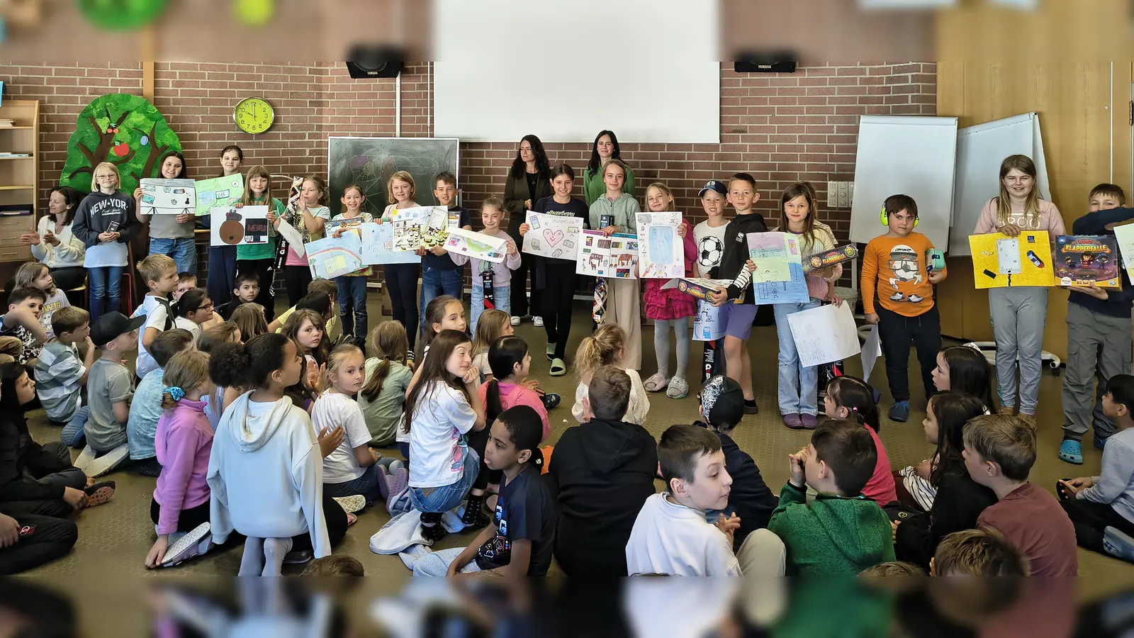 Die Klassensieger der Grundschule Weichs mit den VR-Mitarbeiterinnen Jasmin Westermeier und Sophie Leitl (hinten).  (Foto: VR Bank Dachau)