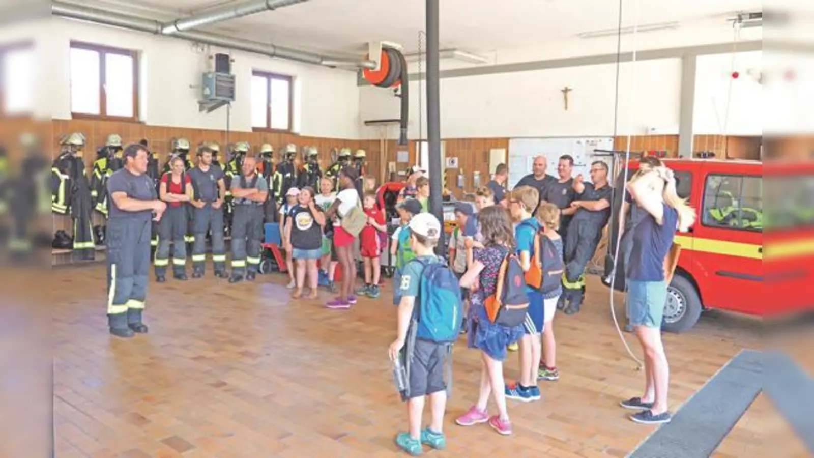 Zu Gast bei der Feuerwehr Isen. Die Lebensretter und Brandbekämpfer sind in einem Verein organisiert und gaben den Schülern einen Einblick in ihre Arbeit.	 (Foto: Schule)