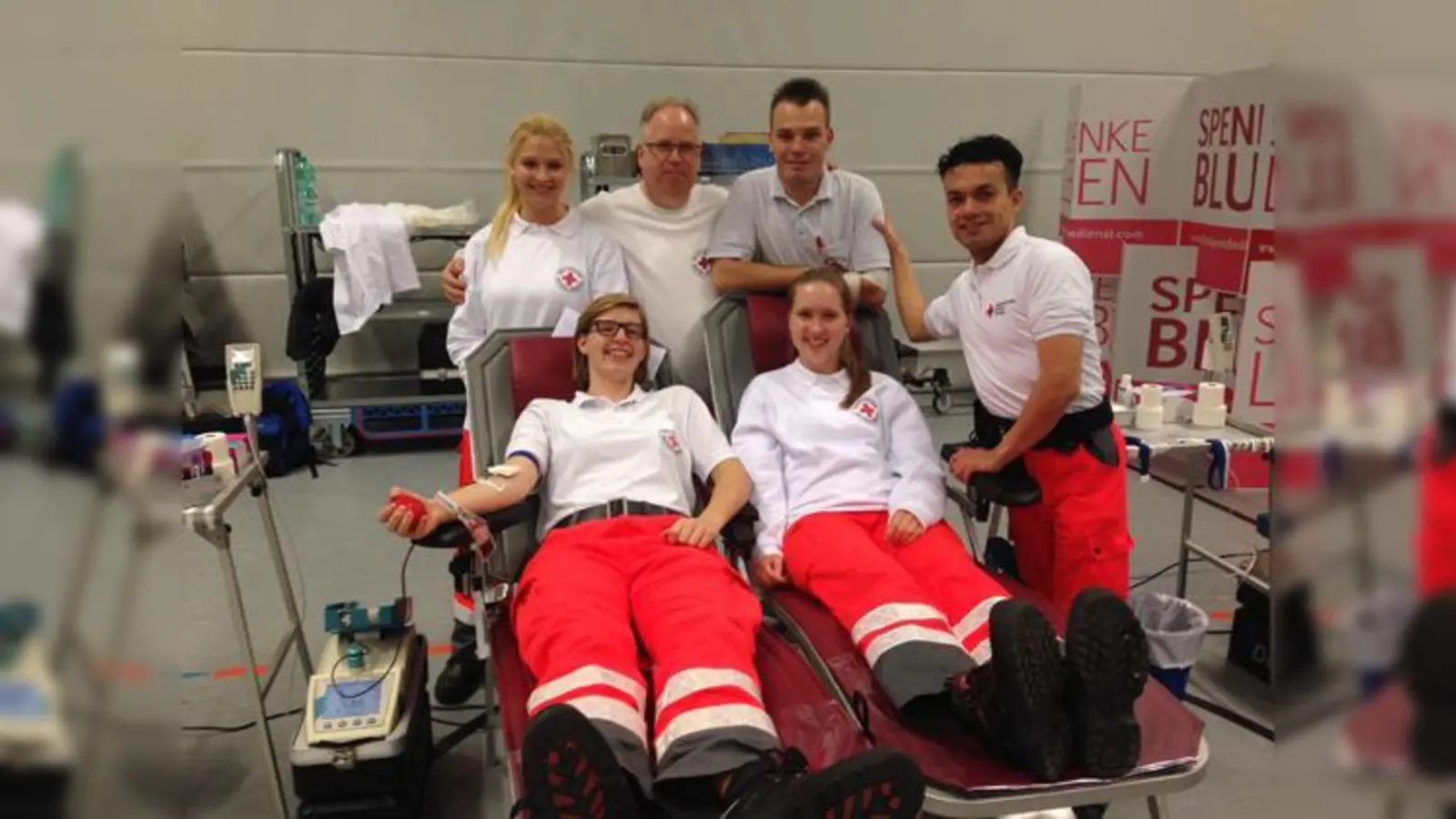 Mitglieder vom BRK Ismaning helfen doppelt: Sie leisten ehrenamtlich Dienst und spenden auch noch selbst ihr Blut. Auf das Team ist der Leiter der Arbeitsgruppe Blutspendedienst Thomas Angenendt (hinten, Mitte) stolz.  (Foto: BRK Ismaning)