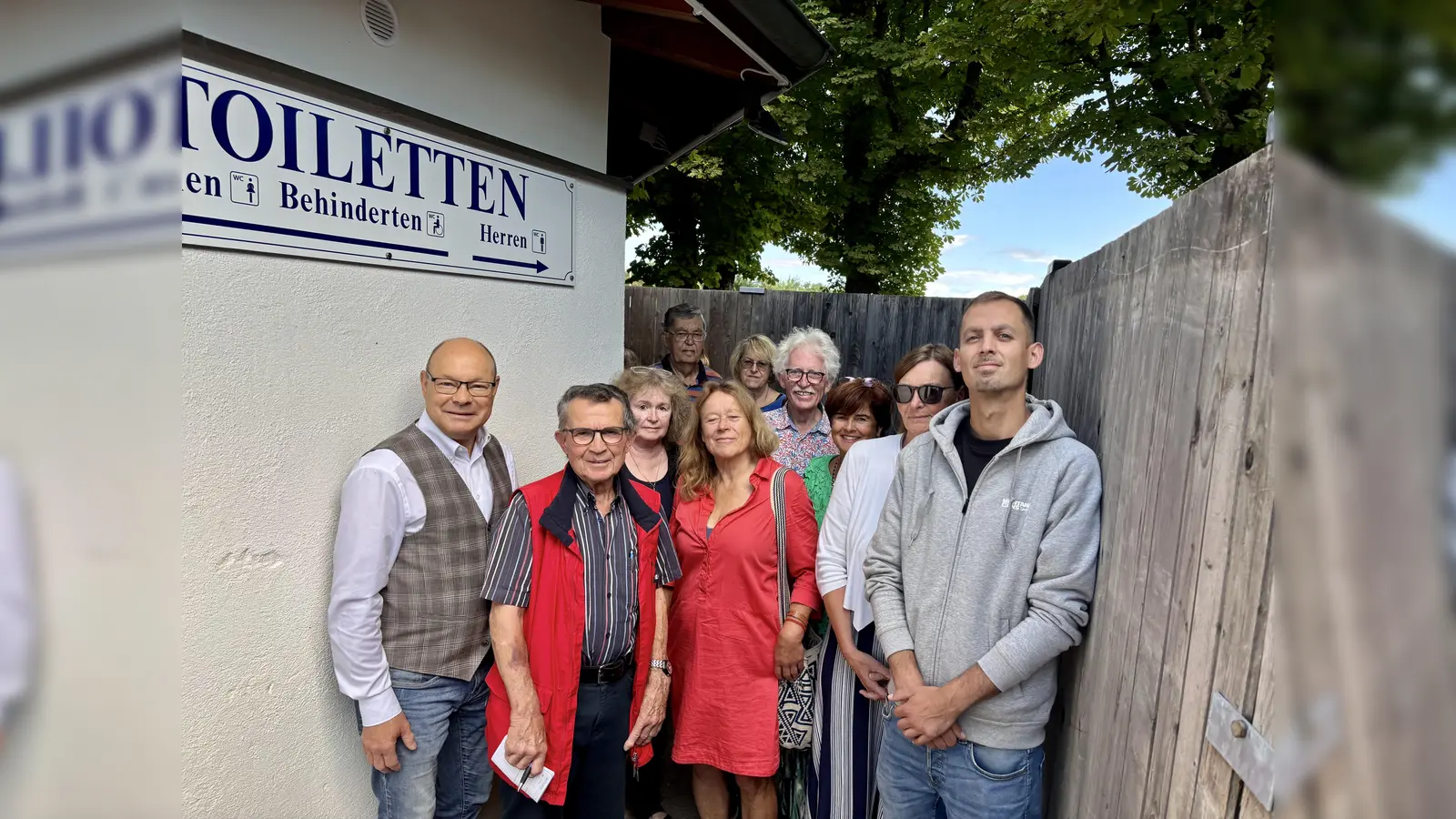 Die ehemaligen Toilettenanlagen der Heide Volm sind für die Allgemeinheit ertüchtigt. Bürgermeister Hermann Nafziger (l.) mit Bürgern und Vertretern des Seniorenbeirats bei der Eröffnung. Rechts im Bild der Künstler Dominik Poljak, der den Bauzaun mit seinem Team gestalten wird. (Foto: Ulrike Seiffert)