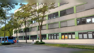 Die Ostfassade des Gewerbehofes könnte durch ein Kunstprojekt verschönert werden. (Foto: Beatrix Köber)