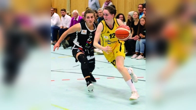 Jella Molz (rechts) zieht für den Basketball-Zweitligisten TS Jahn München zum Korb. (Foto: Wolfgang Eberle)