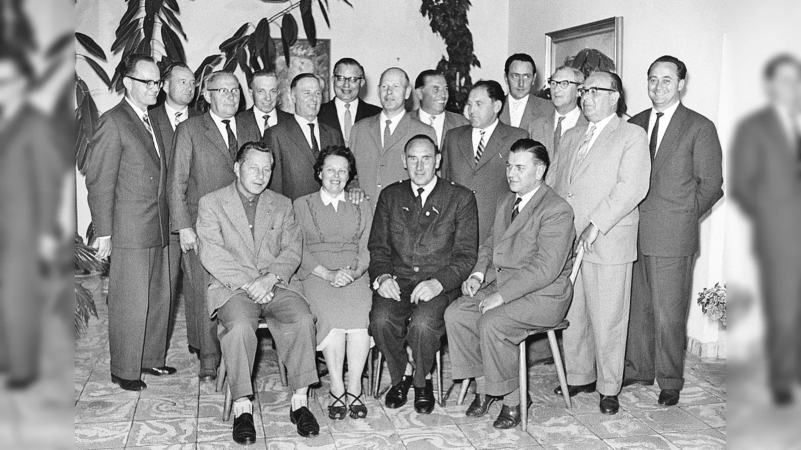 Der erste Ottobrunner Gemeinderat mit Bürgermeister Anton Wild (Bildmitte), dem zweiten Bürgermeister Dr. Otto Bössner (re. daneben), dem späteren zweiten Bürgermeister Karl Mager (sitzend link) sowie Wally Findeisen, der ersten und bis 1972 einzigen Frau im Ottobrunner Gemeinderat.	 (Foto: Archiv Gemeinde Ottobrunn)