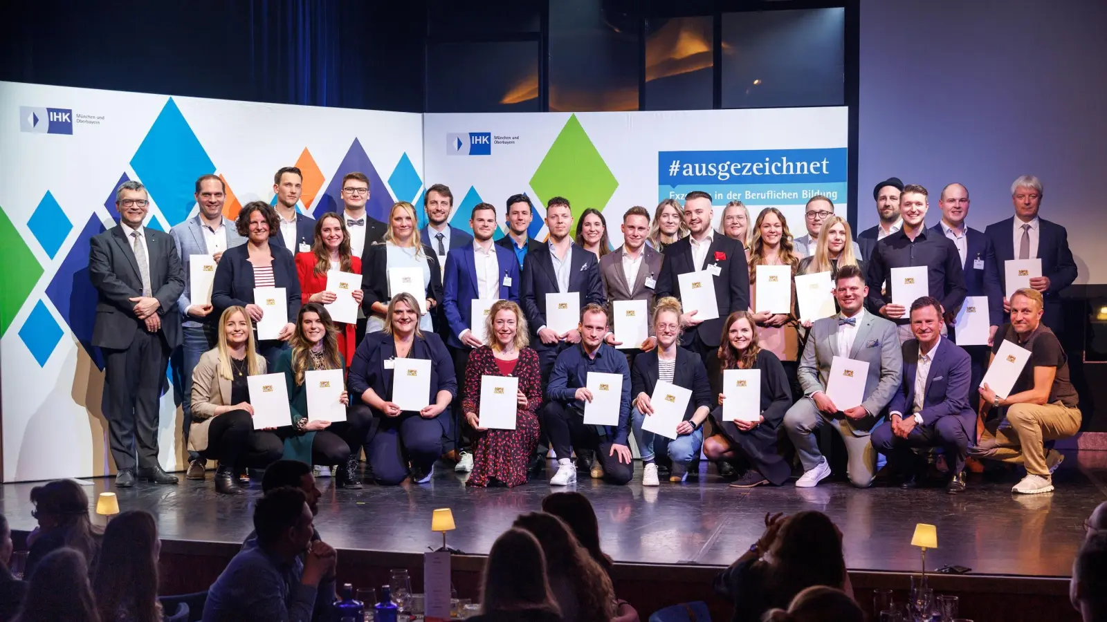 Der Leiter der Staatskanzlei, Staatsminister Florian Herrmann (CSU, links),<br>und Manfred Gößl, Hauptgeschäftsführer der IHK für München und Oberbayern (vordere<br>Reihe, 2.v.r.), mit einer Gruppe von Berufsmeistern. (Foto: Matthias Balk/IHK für München und Oberbayern)