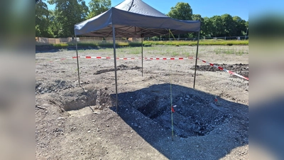 Die Grabungsfirma Phoinix GbR ist derzeit auf dem Baugelände an der Dorfstraße mit umfangreichen Ausgrabungen tätig. (Foto: Gemeindeheimatpfleger)