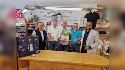 Die Hauptsponsoren der Golfmeisterschaft Dachau (von links): Josef Faber (Autosalon Faber), Josef Januschkowetz (Kurier Dachau), Organisator Jochen Neuwert (Down Town Fashion), Hans-Jürgen Schreier (Küchenstadel) und Rishi Sharma (Sparkasse Dachau). Auf unserem Bild fehlt Christian Tannek (Optik Tannek). (Foto: dk)