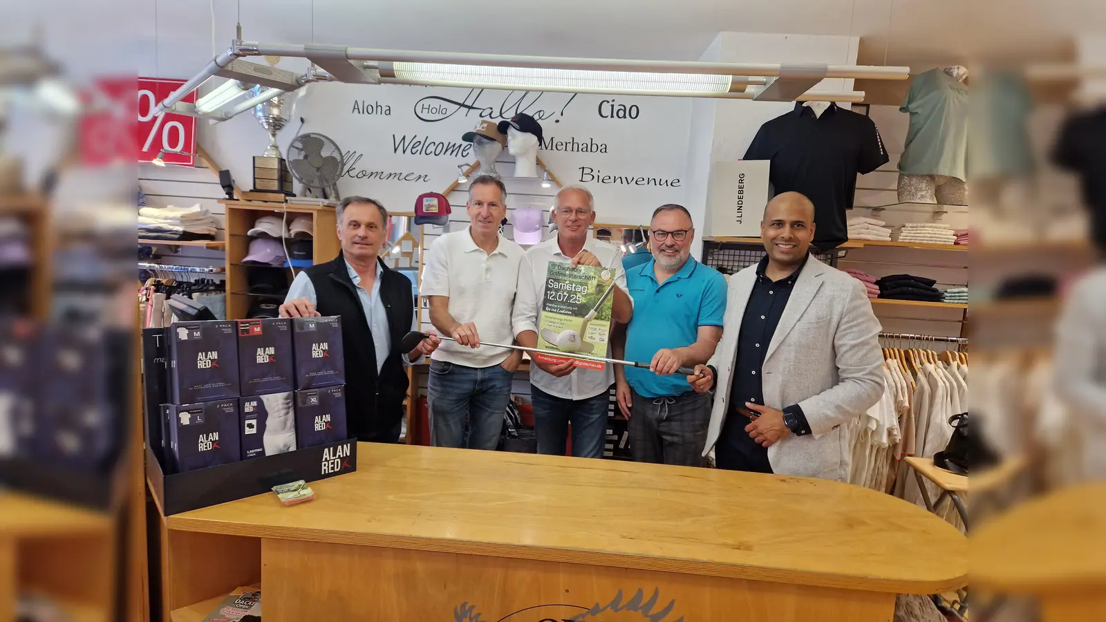Die Hauptsponsoren der Golfmeisterschaft Dachau (von links): Josef Faber (Autosalon Faber), Josef Januschkowetz (Kurier Dachau), Organisator Jochen Neuwert (Down Town Fashion), Hans-Jürgen Schreier (Küchenstadel) und Rishi Sharma (Sparkasse Dachau). Auf unserem Bild fehlt Christian Tannek (Optik Tannek). (Foto: dk)