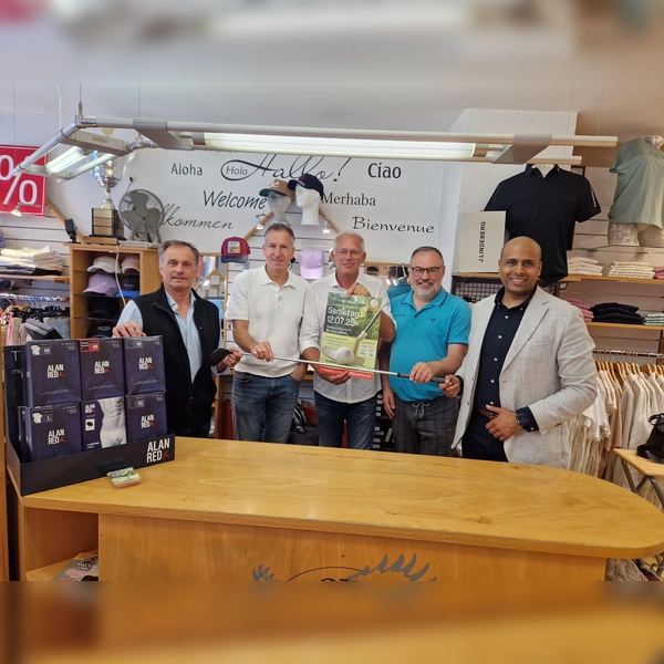 Die Hauptsponsoren der Golfmeisterschaft Dachau (von links): Josef Faber (Autosalon Faber), Josef Januschkowetz (Kurier Dachau), Organisator Jochen Neuwert (Down Town Fashion), Hans-Jürgen Schreier (Küchenstadel) und Rishi Sharma (Sparkasse Dachau). Auf unserem Bild fehlt Christian Tannek (Optik Tannek). (Foto: dk)