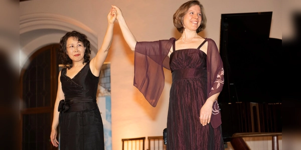 Angelika Huber, Sopran (rechts), und Mizuko Uchida, Klavier , gestalten den Abend. (Foto: Angelo Esslinger )