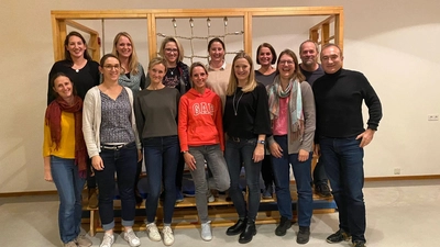 Jetzt im Oktober wurde im Pfarrkindergarten Alling ein neuer Elternbeirat gewählt. Die Vertretung des Elternschaft besteht aus: hintere Reihe v. l. Amrei Eigner, Claudia Günther (Kasse), Karolin Pförtsch, Katrin Ranftl, Daniela Lindemiller, Roland Mayer, vordere Reihe v.l. Melanie König (stellv. Vorsitzende), Janine Noerpel, Tina Stengel, Nadine Löbler (Schriftführerin), Sabine Stoklossa (Erste Vorsitzende), Katharina Gietzel und Christoph Petrik.<br> (Foto: Elternbeirat Kiga Alling)