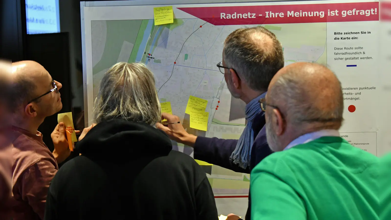 Die Bürgerinnen und Bürger waren aufgerufen, an drei Ortsplänen mit Post-its und Klebepunkten ihre Anmerkungen zu hinterlassen. (Foto: Ufg/foe)
