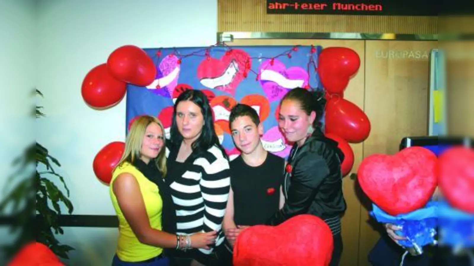 Die Achtklässler Jessica, Nadja, Marco und Saskia der Hauptschule an der Wiesentfelser Straße vor ihrem Verkaufsstand. (Foto: vn)