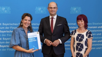 Finanz- und Heimatminister Albert Füracker übergab den Förderbescheid aus dem „Impulsprogramm Volksmusik“ an Vertreterinnen der Grundschule Pullach. (Foto: StMFH/Christian Blaschka)