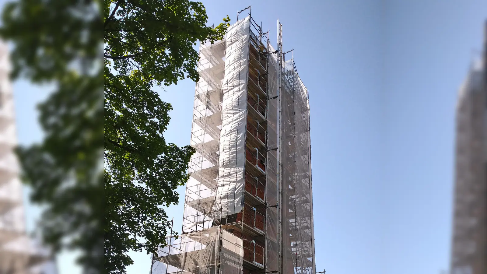 Wird derzeit renoviert: der Kirchturm der evangelischen Gethsemanekirche.  (Foto: Honig)