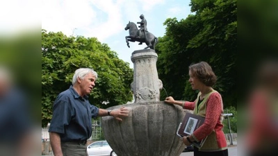 Simon Erber und Gudrun Koppers-Weck (v.l.) im Gespräch am Brunnen auf dem  Wensauerplatz. Seit über zwanzig Jahren steht eine Nachempfindung er ursprünglichen Bismarck-Figur auf dem Brunnen. Nun soll das Original zurück auf seinen angestammten Platz. (Foto: US)