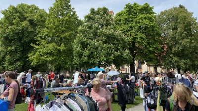 Für Mädchen und Frauen von elf bis 88 Jahren wird beim Flohmarkt eine Vielfalt an „Schätzen” angeboten. (Foto: Isabel Metzger)
