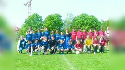 BA-Vorsitzende Ingeborg Staudenmeyer (m.) mit den D1 und C1 Junioren der FT Gern, die sich in den neuen Trikots präsentierten. (Foto: bb)