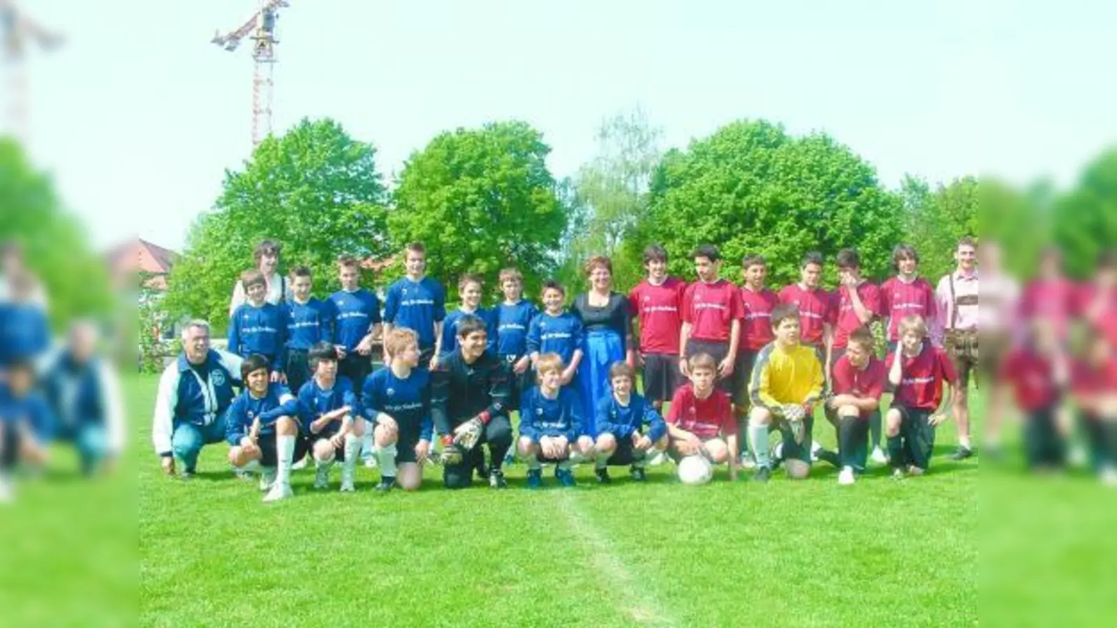 BA-Vorsitzende Ingeborg Staudenmeyer (m.) mit den D1 und C1 Junioren der FT Gern, die sich in den neuen Trikots präsentierten. (Foto: bb)
