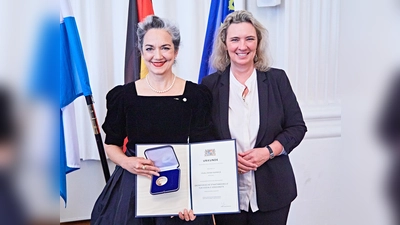 Bayerns Sozialministerin Kerstin Schreyer verlieh in der Residenz die Bayerische Staatsmedaille für soziale Verdienste an Irina Wanka, Vorsitzende des „Interessenverband Deutscher Schauspieler e.V. (Foto: © Gert Krautbauer/StMAS)