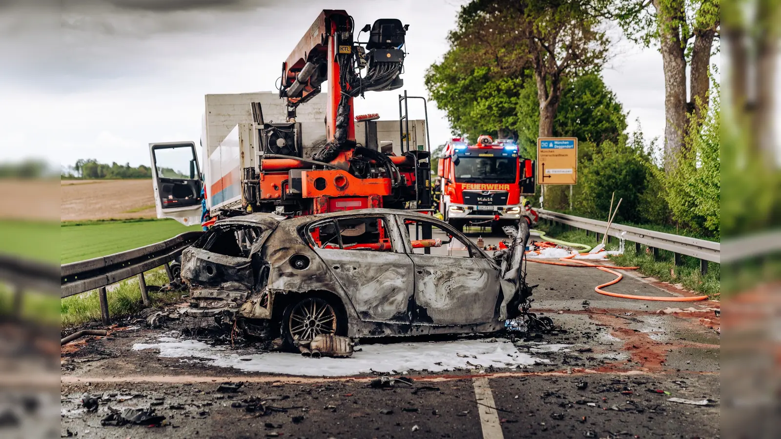 Der BMW 1er geriet nach dem Crash in Brand, für den Fahrer kam jede Hilfe zu spät. (Foto: KBI Dachau)