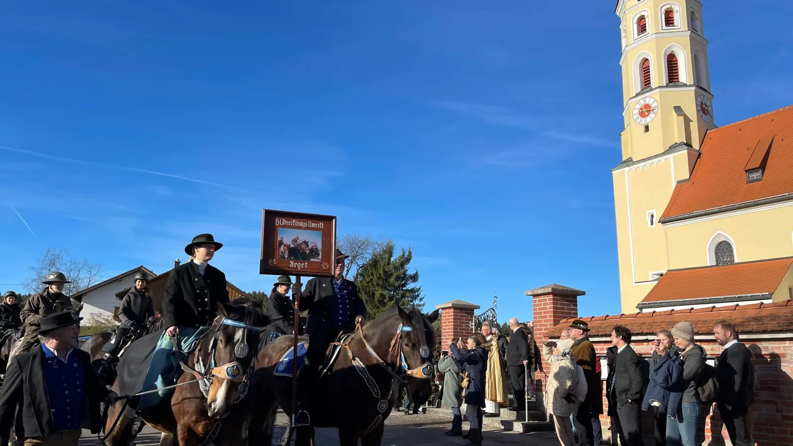 Bei strahlendem Sonnenschein fand 2023 der Dreikönigsritt in Arget statt. (Foto: hw)