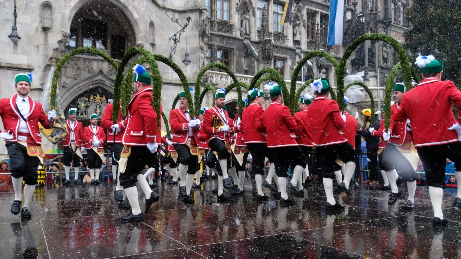 Überall in München und Umgebung tanzen heuer wider die Schäffler. Im Harthof sind sie am Montag, 9. Februar, ab 15.00 Uhr zu Gast.  (Foto: Robert Bösl)