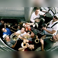 Die Münchner Express Brass Band führt die Parade an. Sie wurde 1999 in München gegründet und zählt etwa 25 Instrumentalisten. (Foto: Wolfgang Ramadan)