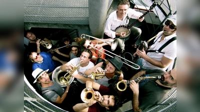 Die Münchner Express Brass Band führt die Parade an. Sie wurde 1999 in München gegründet und zählt etwa 25 Instrumentalisten. (Foto: Wolfgang Ramadan)