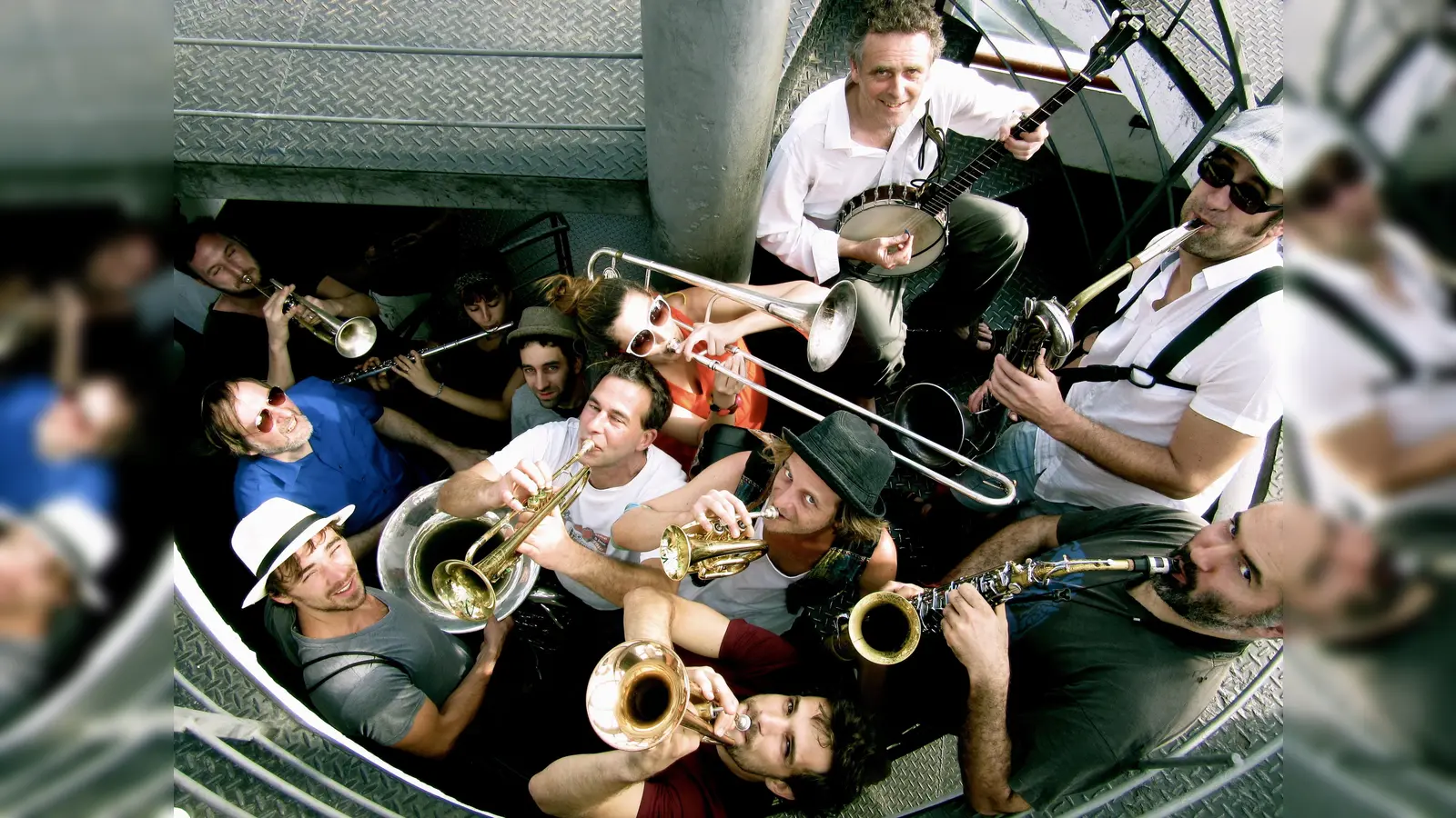 Die Münchner Express Brass Band führt die Parade an. Sie wurde 1999 in München gegründet und zählt etwa 25 Instrumentalisten. (Foto: Wolfgang Ramadan)
