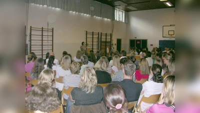 Zahlreiche Eltern waren gekommen, um endlich mehr über die Situation an der Grundschule an der Südlichen Auffahrtsallee zu erfahren. (Foto: SE)