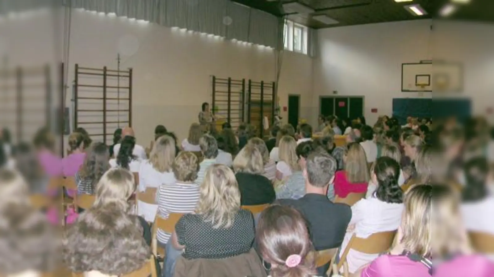 Zahlreiche Eltern waren gekommen, um endlich mehr über die Situation an der Grundschule an der Südlichen Auffahrtsallee zu erfahren. (Foto: SE)