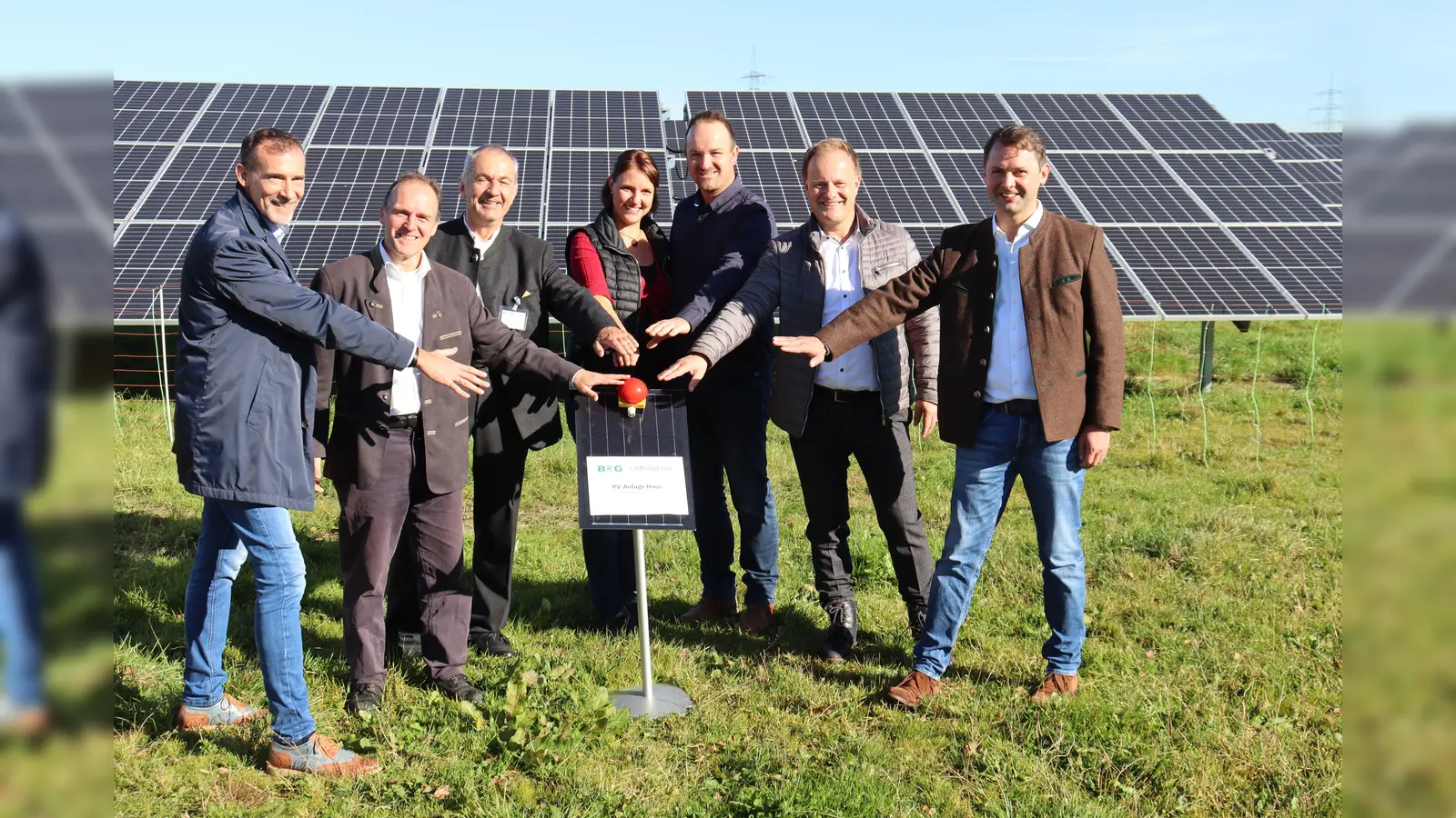 Bürgermeister Michael Stolze, Dr. Markus Henle, Joachim Hellriegel, Katrin und Sebastian Föstl, Landrat Robert Niedergesäß und Dr. Andreas Lenz (MdB) „starteten“ das erste EBERstrom-Bürgerkraftwerk (v.l.). (Foto: Stefan Dohl)