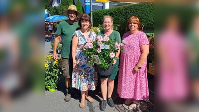 Eine großzügige Spende (v.l.n.r.): Uli Pirzer, Angelika Kasten (NBH), Marion Balkheimer (Rosenexpertin Pirzer) und Elfriede Schumacher (NBH). (Foto: Regina Pirzer)