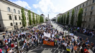 Zum Schluss der Demonstration versammeln sich die rund 3.000 Teilnehmenden vor dem Siegestor.  (Foto: © Sebastian Widmann/VdK)