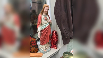 Dekoration für jede Gelegenheit findet man auf den Hinterhofflohmärkten in München. Der nächste in Harlaching findet am 5. Juli statt. (Foto: hw)