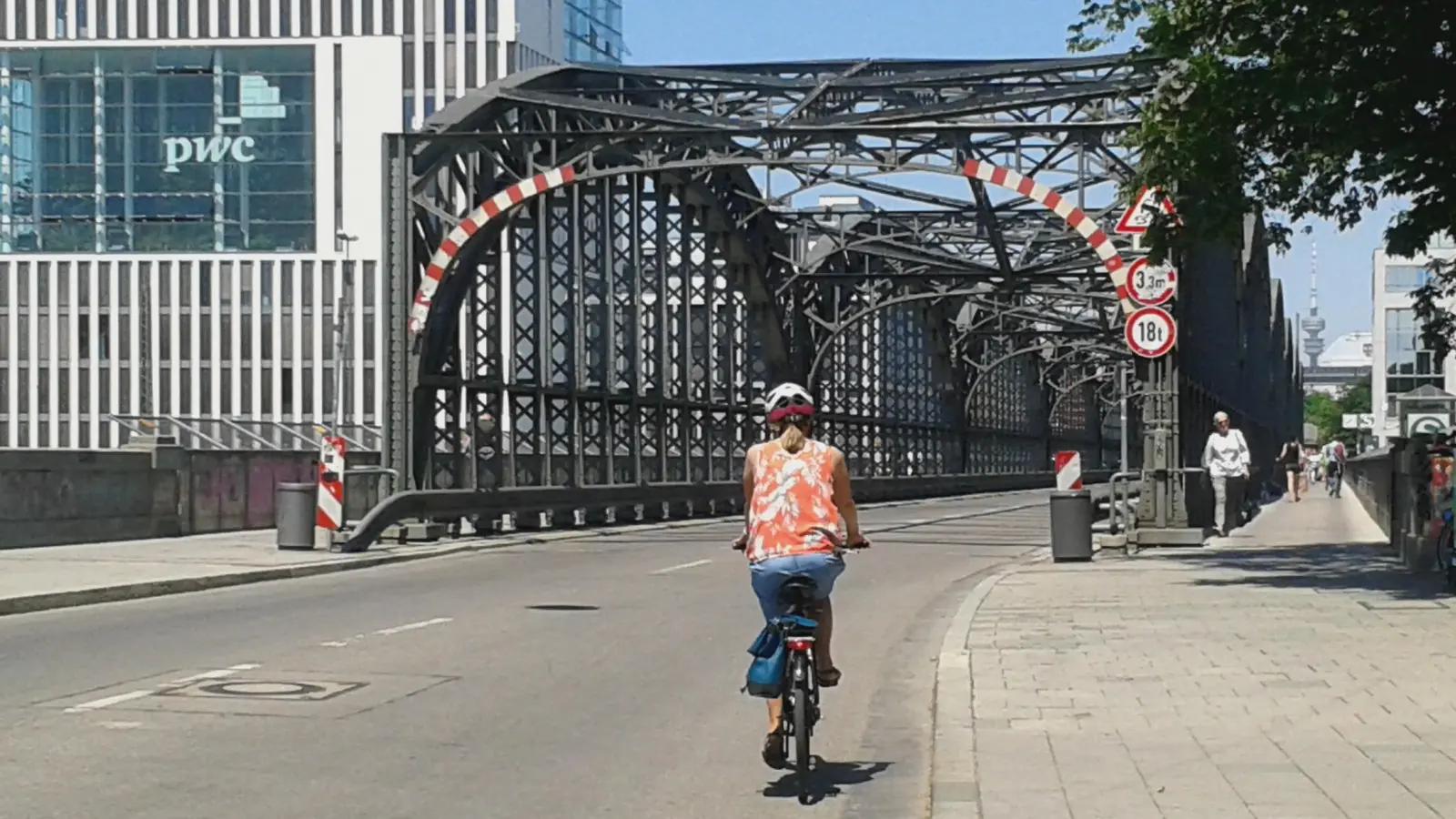 Radfahrer haben auf der Hackerbrücke nicht immer diese freie Bahn. Bürger und Bezirksausschuss fordern ein Überholverbot für Zweiräder oder die Einrichtung einer Fahrradstraße.  (Foto: Beatrix Köber)
