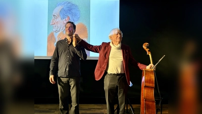 Der Gautinger Cellist Heinrich Klug und der Schauspieler Thomas Birnstiel (von rechts) bringen mit „Reineke Fuchs“ eine musikalische Politposse mit Bildern nach Gräfelfing. (Foto: Ulrike Seiffert)