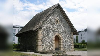 Die Adelskirche im Archäologischen Park Herrsching: Um 620/ 630 wurde zunächst eine Holzkirche errichtet. Bereits Ende des 7. Jahrhunderts wurde sie dann durch einen Steinbau ersetzt.. (Foto: Barbara Blankenburg)